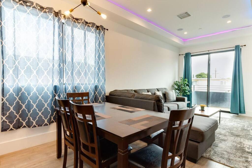 Villa 3 Luxury Modern Homes 12 Bedrooms & Rooftop Decks *