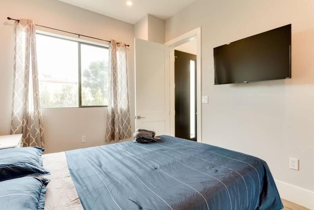 3 Luxury Modern Homes 12 Bedrooms & Rooftop Decks *