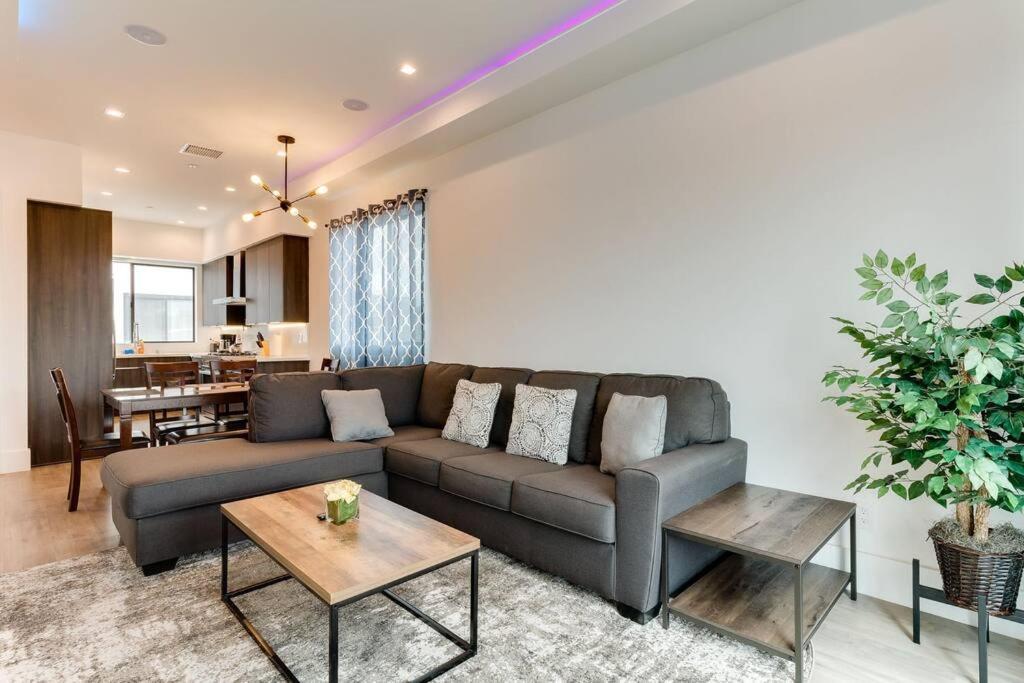 Villa 3 Luxury Modern Homes 12 Bedrooms & Rooftop Decks *