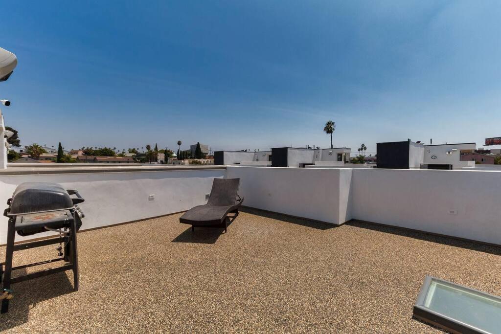 Villa 3 Luxury Modern Homes 12 Bedrooms & Rooftop Decks *