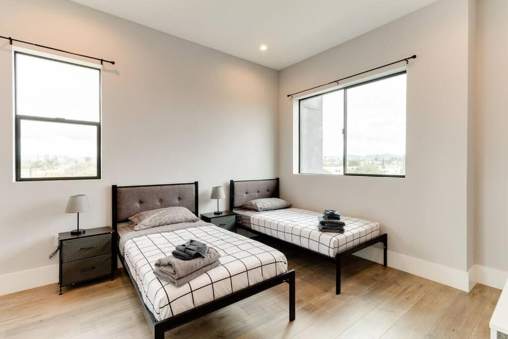3 Luxury Modern Homes 12 Bedrooms & Rooftop Decks *